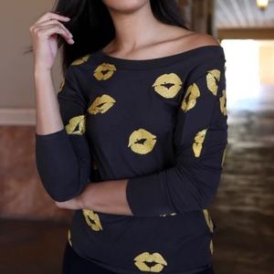 NWT- Chaser “Golden Kisses” Dolman Sleeve Top- MED